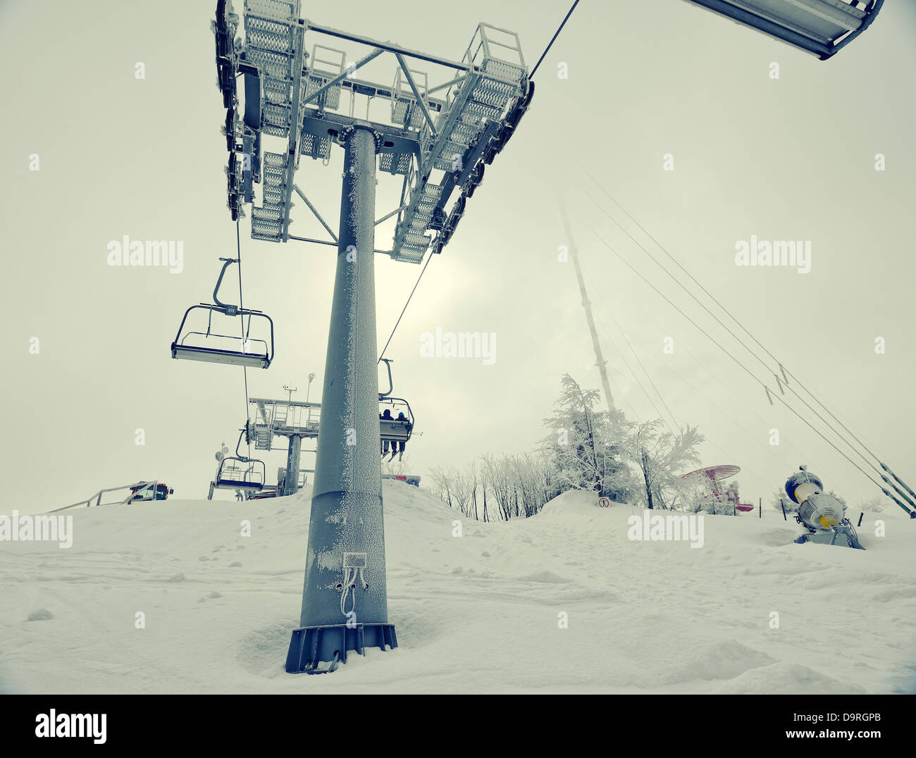 Skilift gegen nebligen Himmel Stockfoto