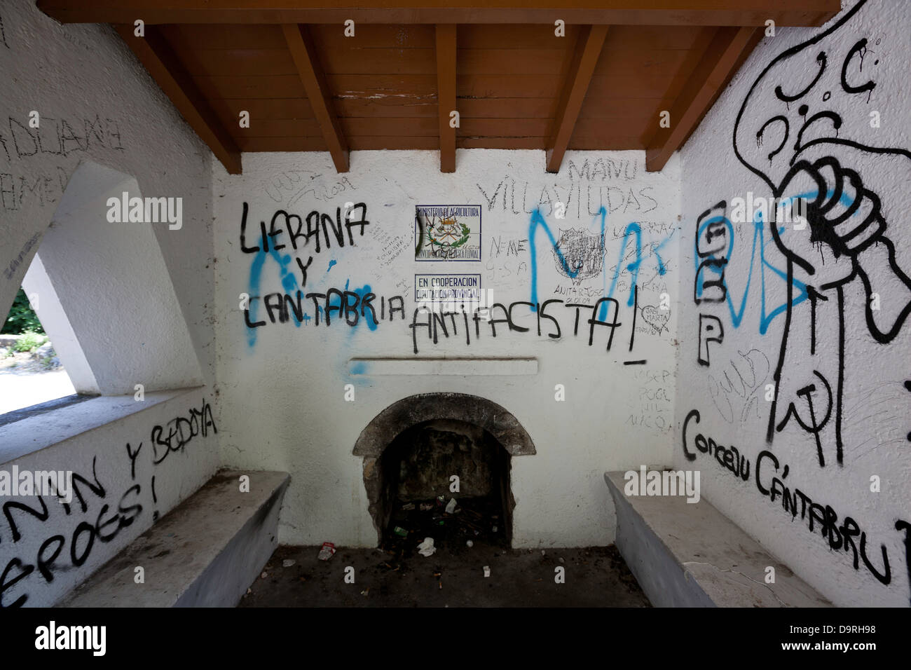 Graffiti in einer Wartehalle in Asturien, Nordspanien gespritzt Stockfoto