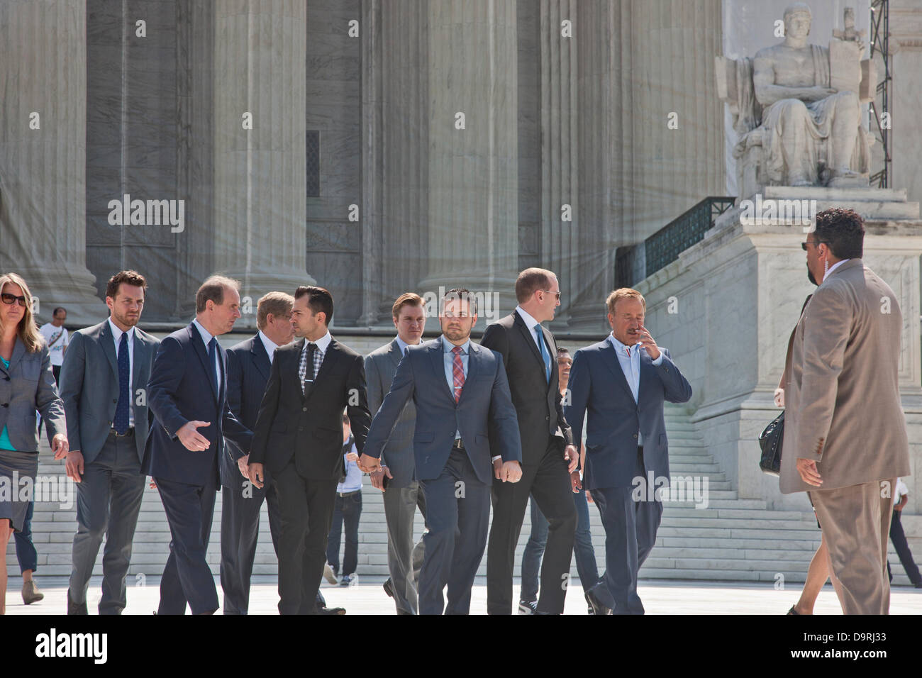 Washington DC, USA. 25. Juni 2013. Paul Katami (links) und Jeffrey Zarrillo (rechts) Blei Kläger für Hollingsworth v. Perry, Proposition 8 stürzen lassen der US Supreme Court am Dienstag. Bildnachweis: Rudy K/Alamy Live-Nachrichten Stockfoto