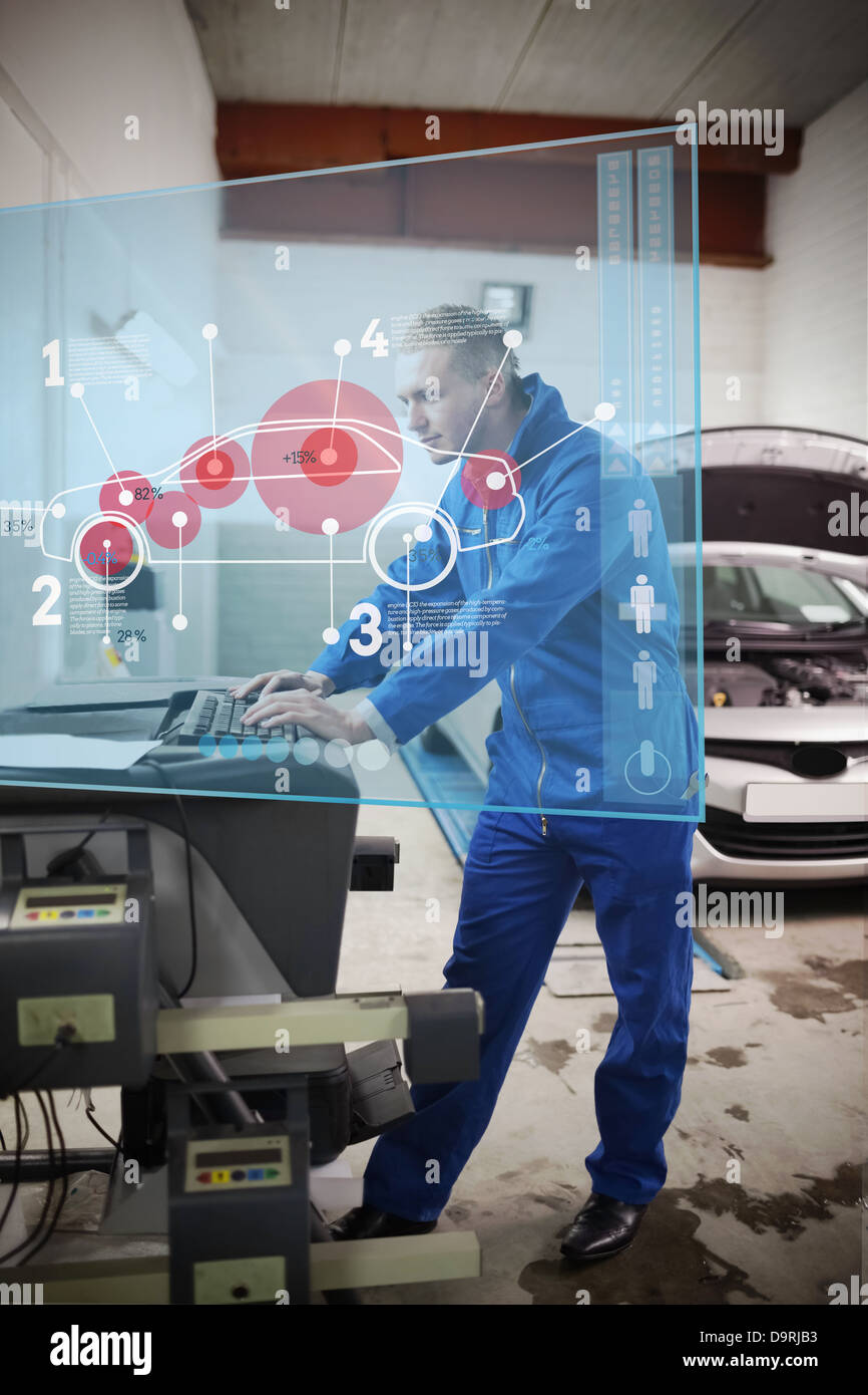 Mechaniker, die während der Beratung futuristische Interface mit Auto Diagramm eingeben Stockfoto