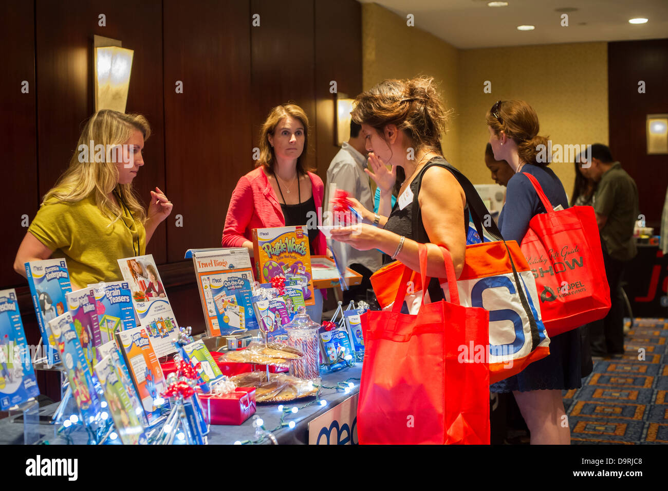 Teilnehmer an der 2013 Urlaub Geschenk Guide zeigen in Midtown in New York auf Mittwoch, 19. Juni 2013 statt. (© Frances M. Roberts) Stockfoto