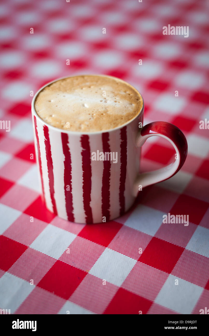 Cappuccino auf einem rot karierten Tischdecke Stockfoto