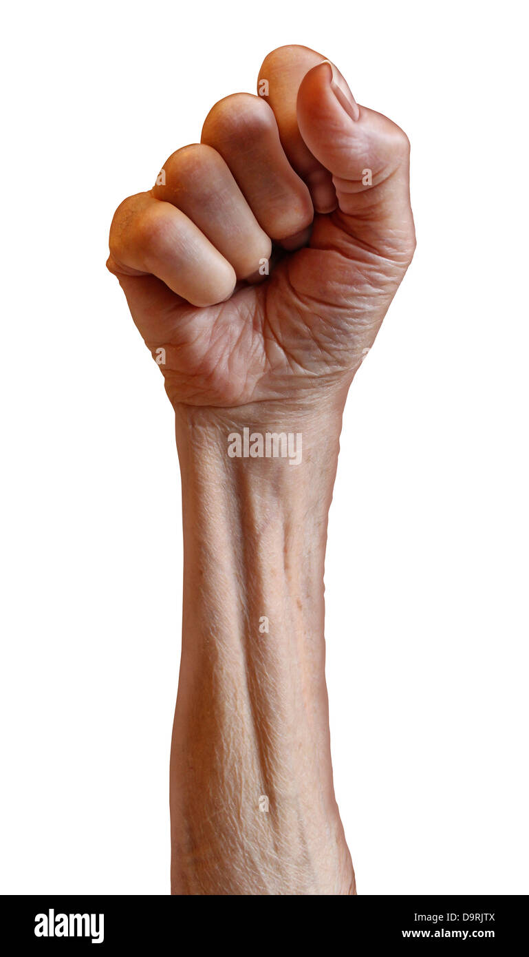 Senior Energie als eine alte Person Kampf um politische Rechte als Revolution Faust mit dem Arm und ballte die menschliche Hand von einer älteren Großeltern isoliert auf einem weißen Hintergrund. Stockfoto