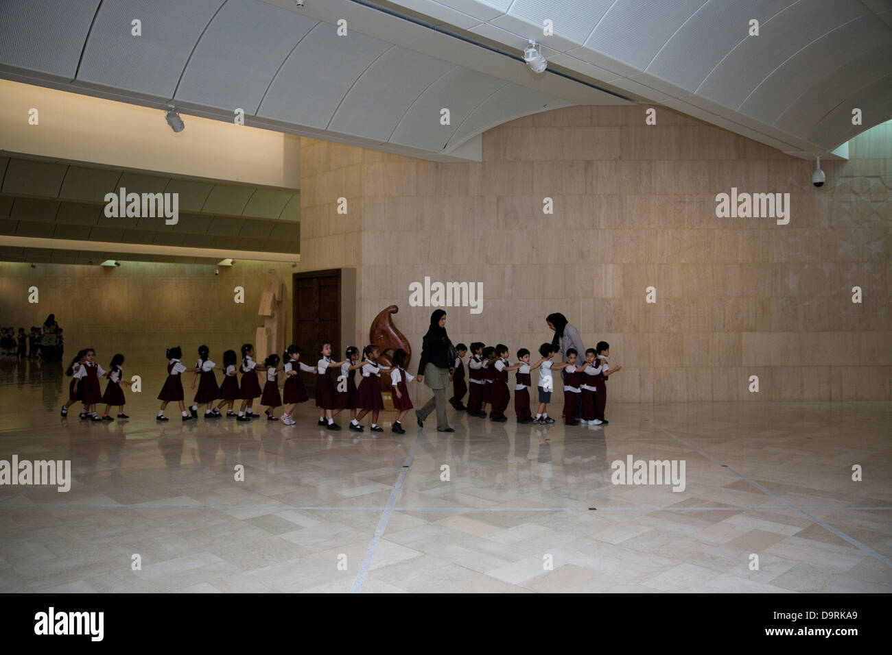 Schülerinnen und Schüler besuchen das Nationalmuseum von Bahrain, Manama, Bahrain Stockfoto