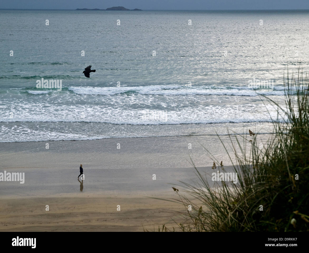 einsame Figur Whitesands Beach, Pembrokeshire Wales Stockfoto