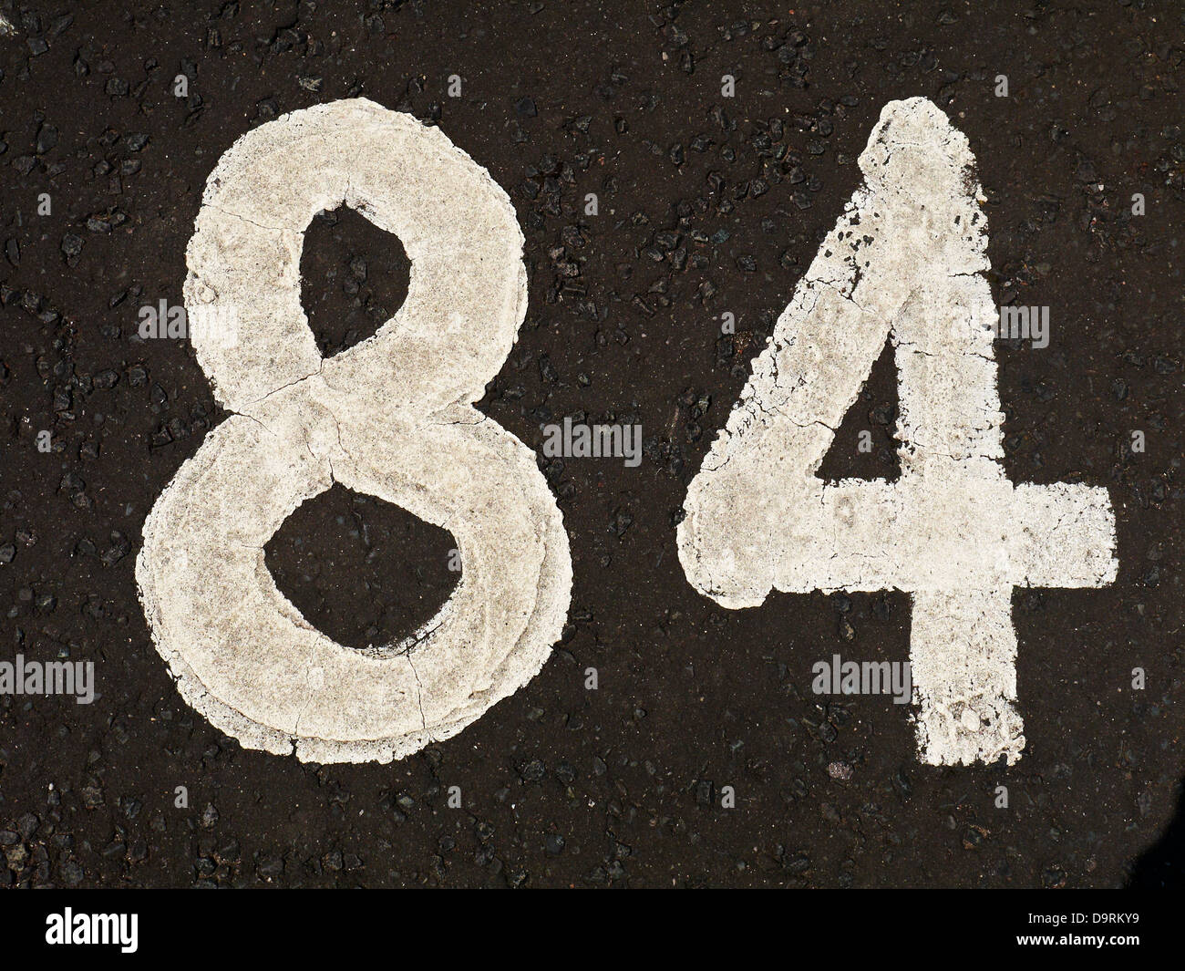 84 ist ein reservierter Parkplatz UK Stockfoto
