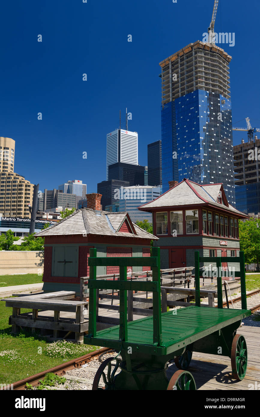 Toronto Railway Museum in roundhouse Park mit Toronto condo Bau Stockfoto