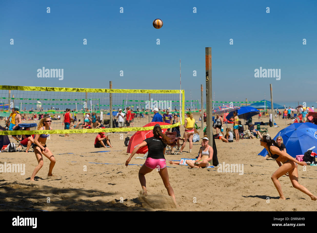 Frauen spielen beach-Volleyball im Sommer am Woodbine Beach am Lake Ontario in Toronto Stockfoto