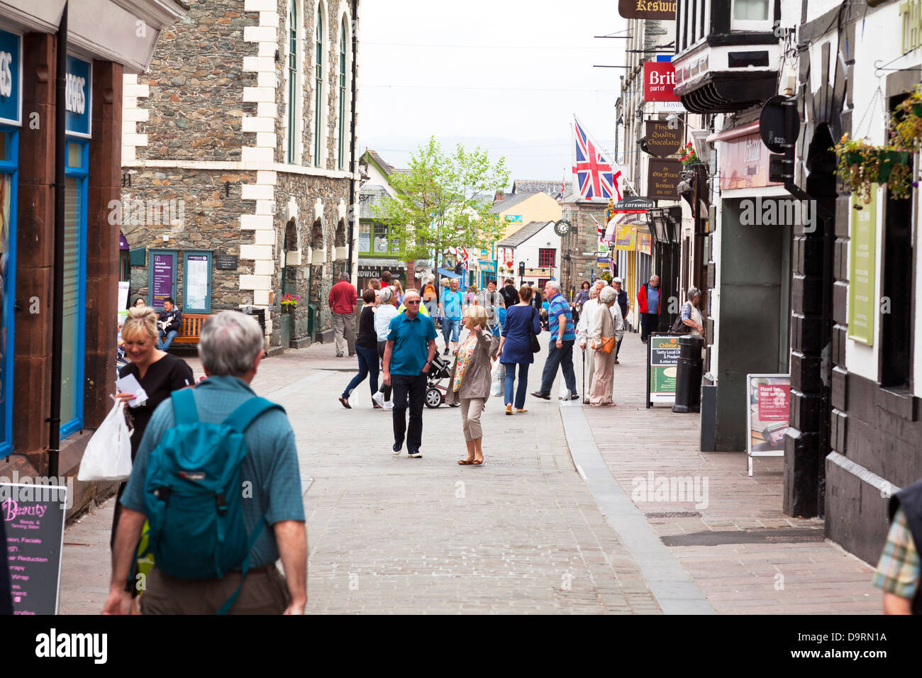 Keswick Stadtzentrum Geschäfte und Shopper, Cumbria, Lake District National Park, UK, England Stockfoto