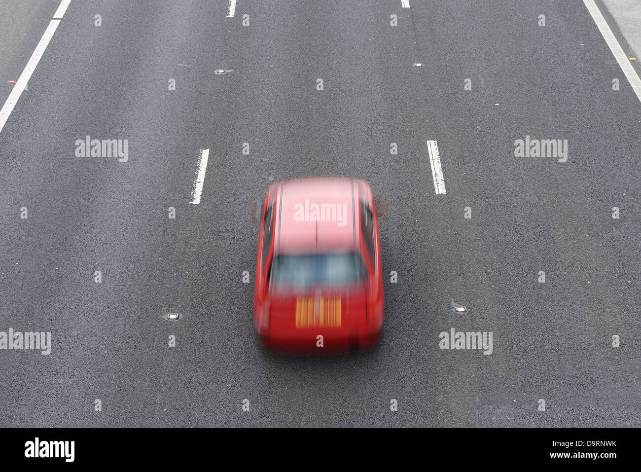 Rotes Auto fahren in der mittleren Spur Stockfoto