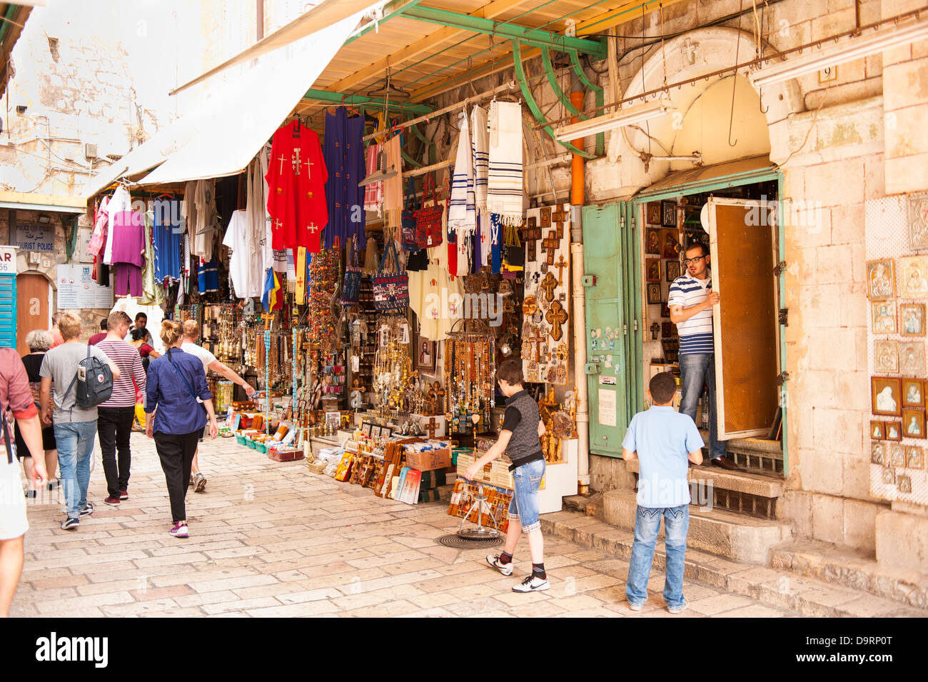 Israel Jerusalem Altstadt typische Straße Szene shops stores Touristen religiöse Erinnerungsstücke Christlich-jüdische Kreuze Rosenkränze Roben tallit Stockfoto
