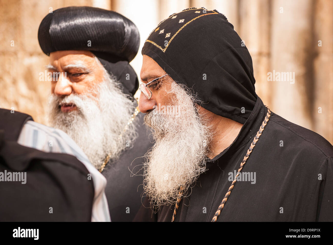 Israel Jerusalem Altstadt Kirche des Heiligen Grabes Grab weiß koptischen Priester Minister Priester bärtigen Stockfoto