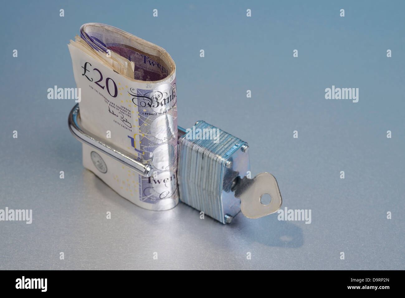 UK Sterling £20 Noten in einer offenen Vorhängeschloss Stockfoto