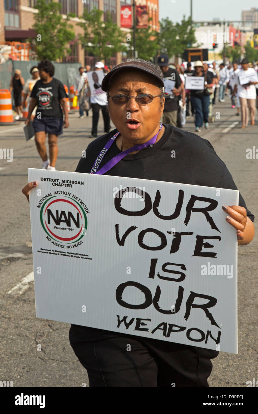 Eine Frau tritt einen März anlässlich des 50. Jahrestages des Dr. Martin Luther King Jr. 1963 "Walk to Freedom." Stockfoto