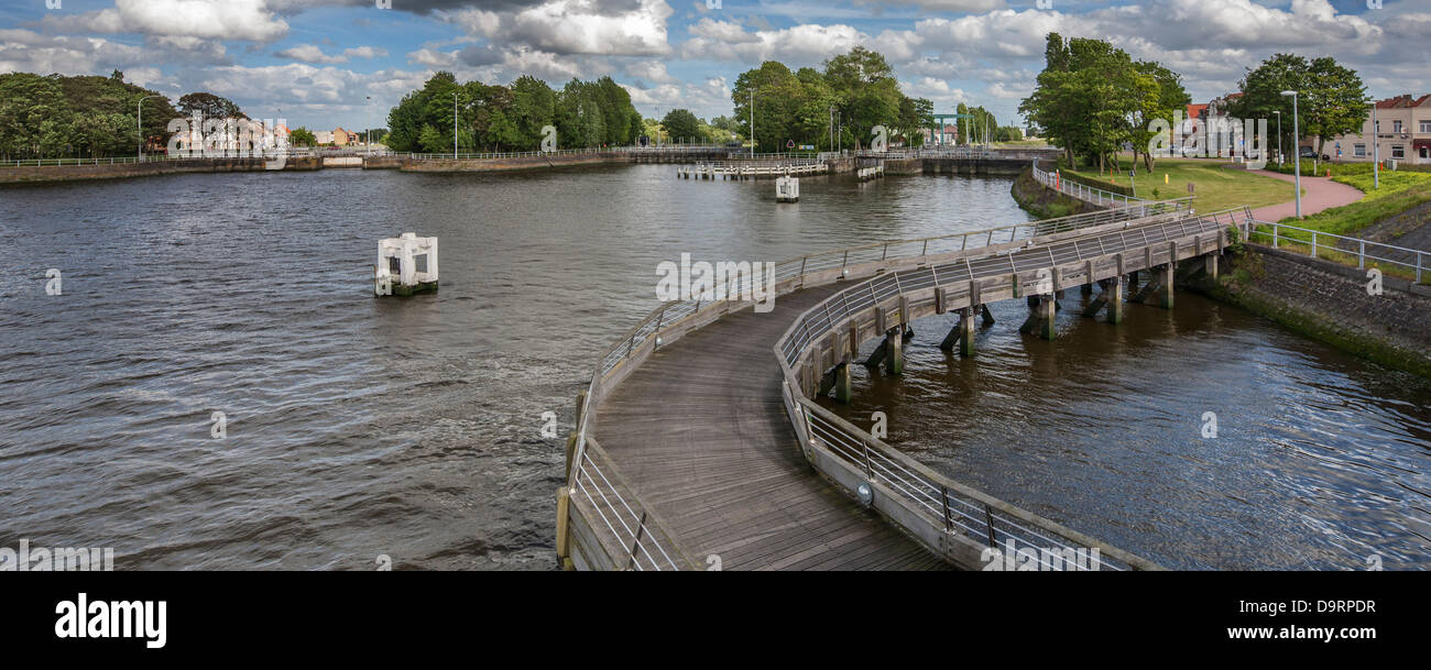 Der Fluss IJzer / Yser in die Schleuse komplexe Ganzenpoot / Gans Fuß in Nieuwpoort / Nieuport, West-Flandern, Belgien Stockfoto