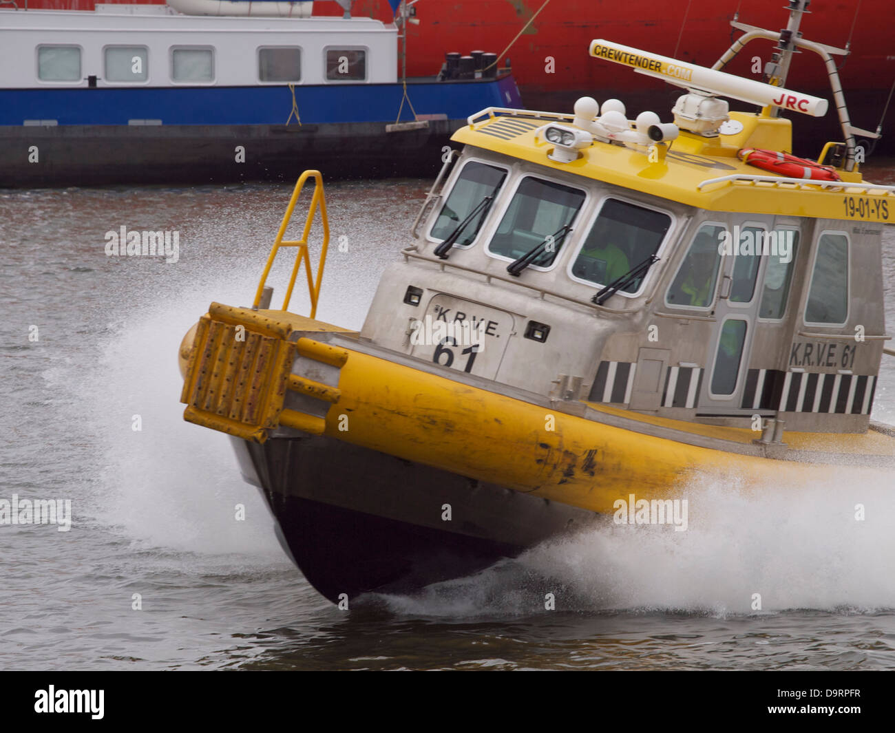 schnelles Crewtender Boot für den Transport von Besatzungsmitgliedern vom großen Träger und Schiffe in den Hafen von Rotterdam, die Niederlande Stockfoto