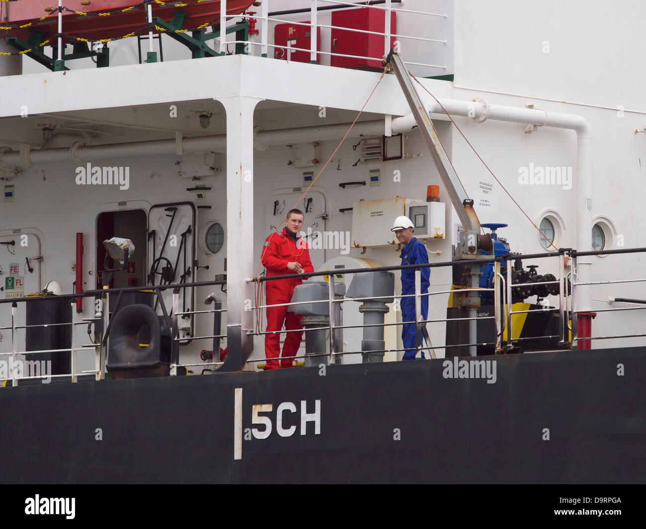 Segler auf dem Deck eines großen Trägers das Schiff im Hafen von Rotterdam, die Niederlande Stockfoto