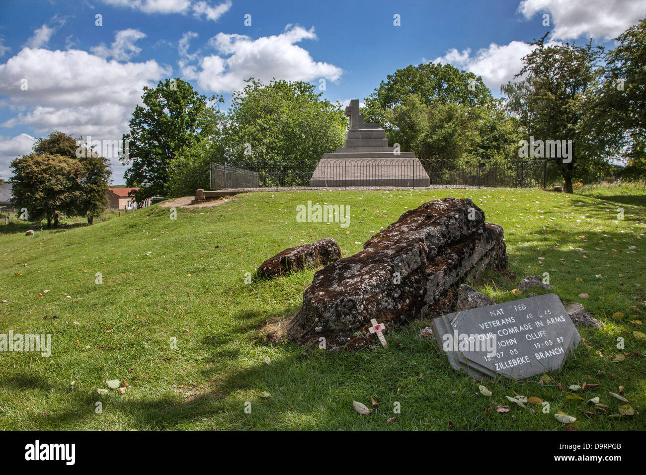 Deutschen Betonbunker und britische WWI Memorial an Hügel 60, einem ersten Weltkrieg Standort bei Zillebeke, West-Flandern, Belgien Stockfoto