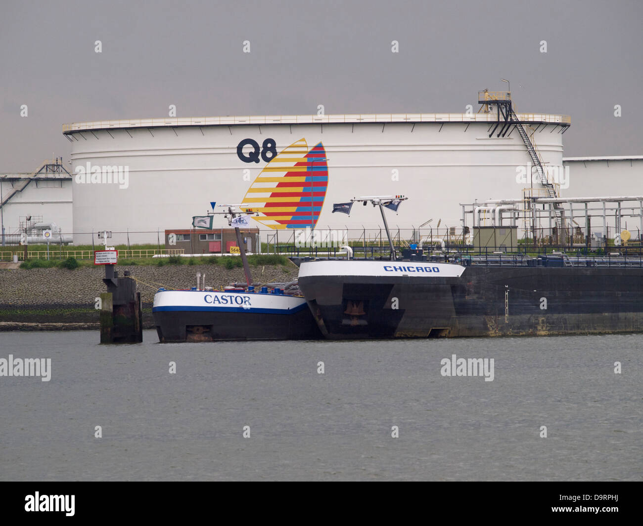 Q8 Öldepot terminal im Hafen von Rotterdam, Niederlande Stockfoto