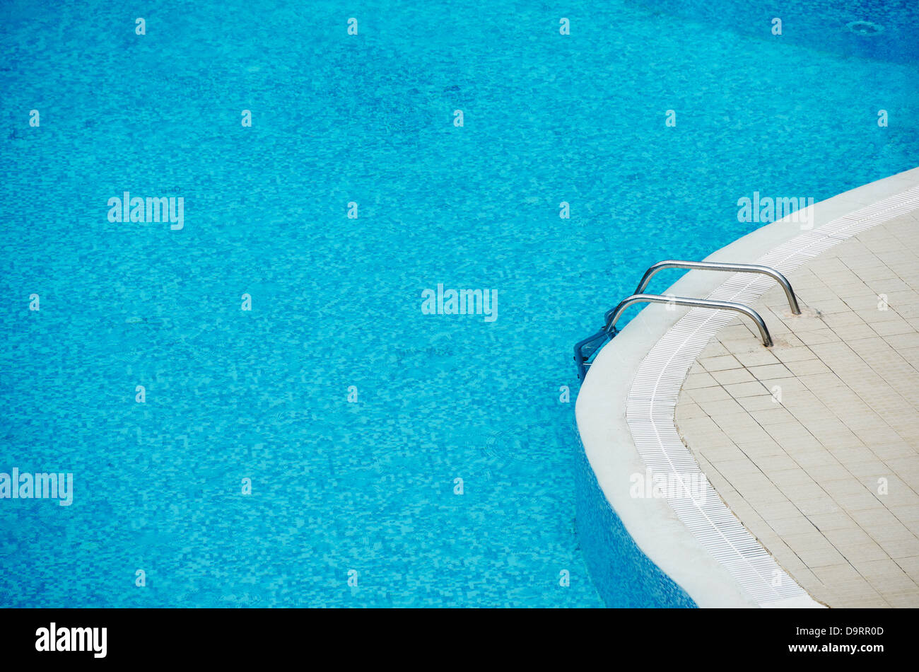 Schwimmbad mit klarem, blauem Wasser Stockfoto