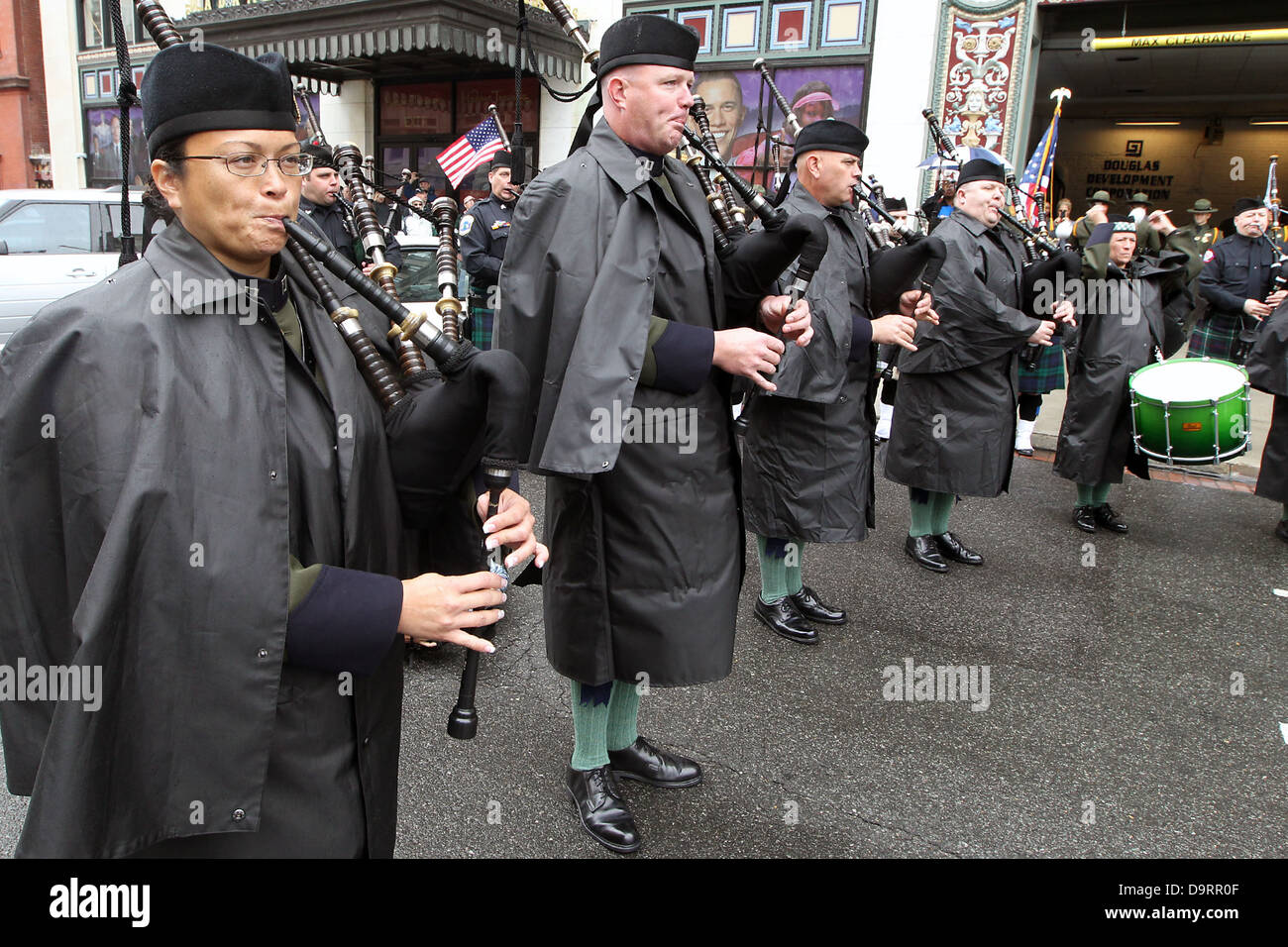 Ein Foto von der Blue Mass-Veranstaltung der Police Week 2013, mit einer Trommelflöte als Teil der Zeremonie zu Ehren der Strafverfolgungsbeamten. Diese Veranstaltung ist Teil einer nationalen Hommage an den Dienst und die Opfer von Polizeibeamten, die vom US-Zoll und Grenzschutz organisiert werden. Stockfoto