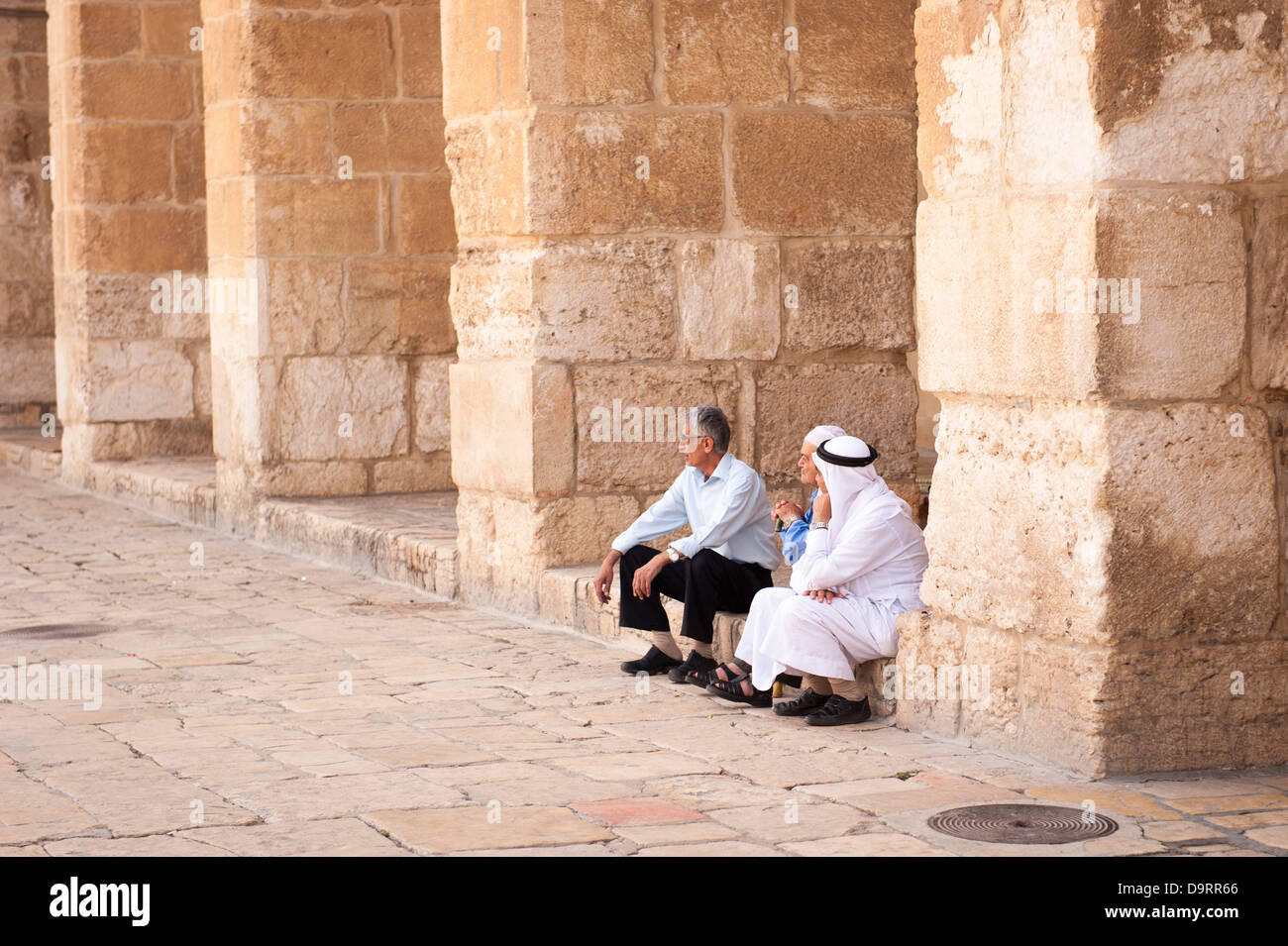 Israel alten Stadt Jerusalem Haram esh-Sharif edle Heiligtum Tempelberg Felsendom Gruppe Männer Chat im Schatten Stockfoto