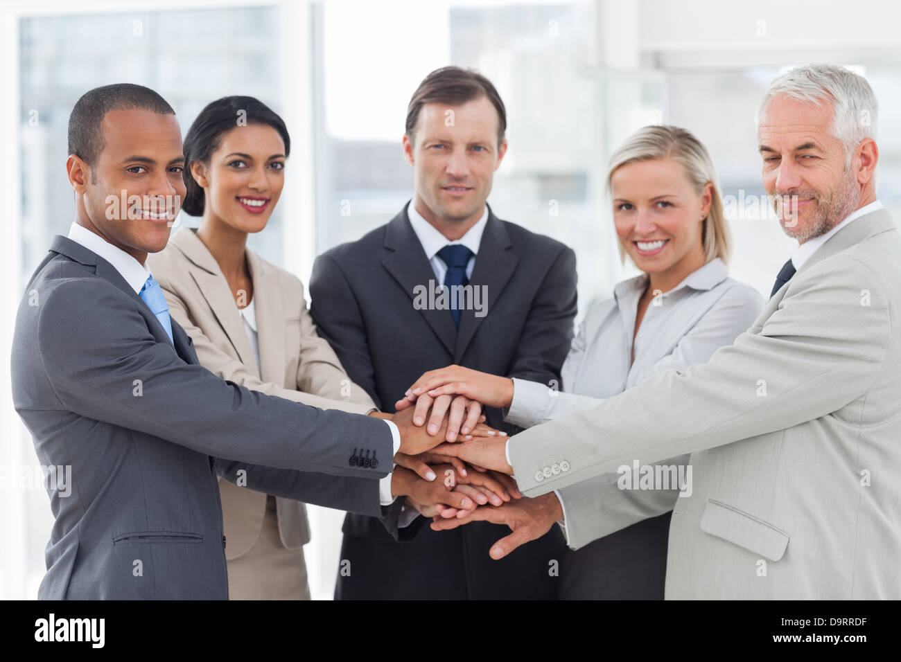 Gruppe von Geschäftsleuten, häufen sich ihre Hände zusammen Stockfoto