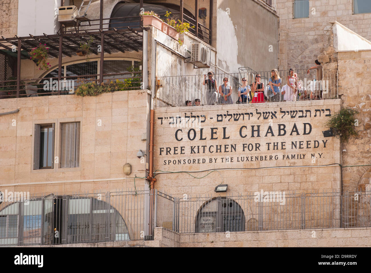 Israel Jerusalem Altstadt orthodoxen jüdischen Colel Chabad free Küche für Bedürftige gesponsert Luxenberg Familie Touristen Touristen Geländer Balkon Stockfoto