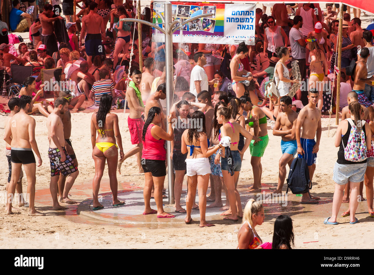 Israel Tel Aviv Gay Pride Day feiern Menschenmassen versammeln sich auf  Gordon Strand von Marina für konzert party Abkühlung unter der Dusche  Stockfotografie - Alamy