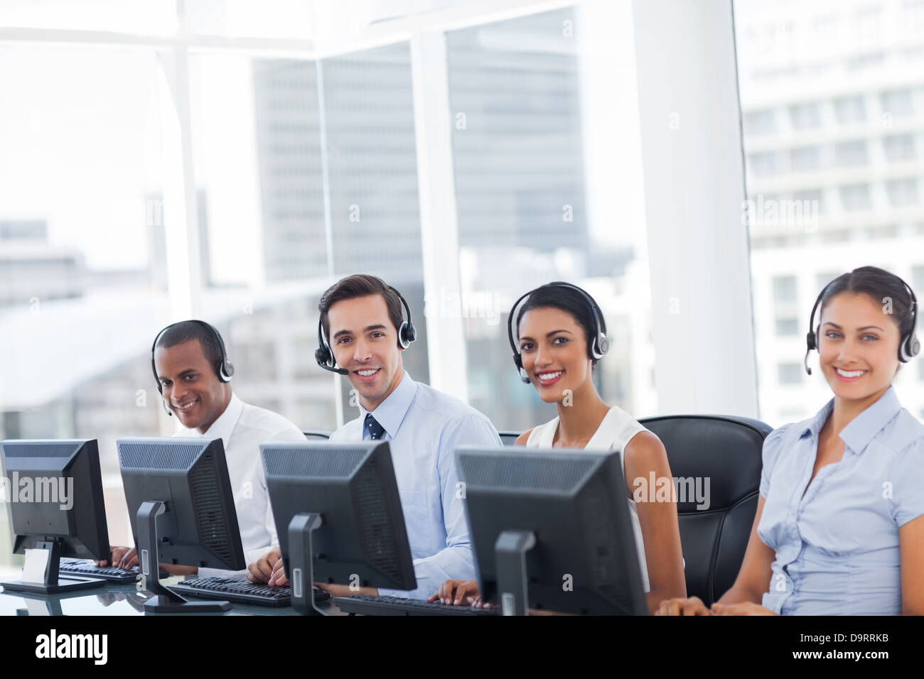 Linie der Call-Center-Mitarbeiter Lächeln Stockfoto