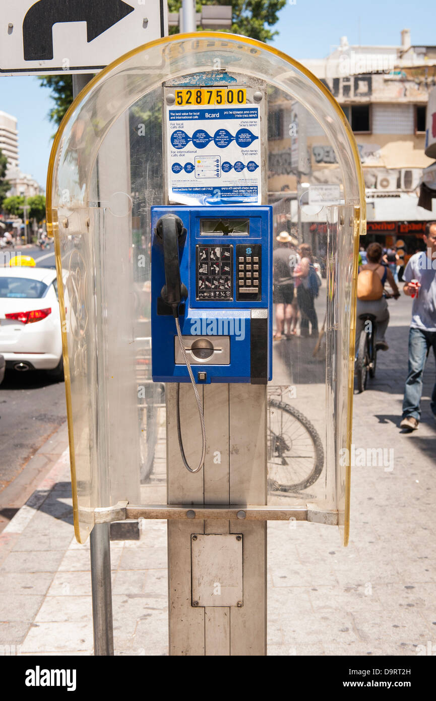 Israel Tel Aviv Jaffa Yofa öffentliches Telefon perspex Stand blue card box Kiosk street scene Gehsteig Bürgersteig Stockfoto