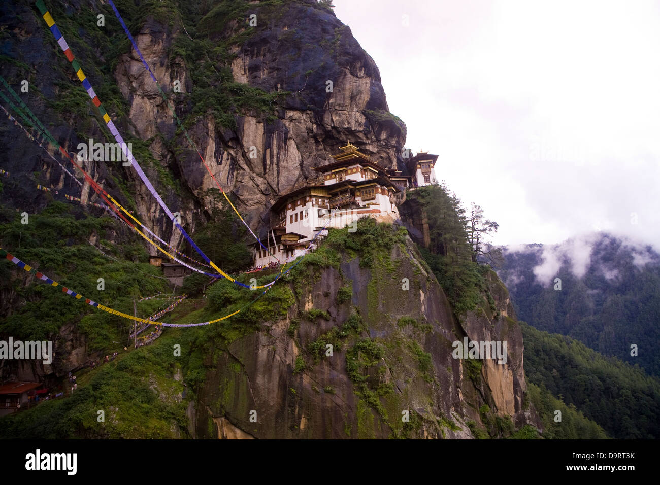 Taktshang, bekannt als Tiger es Nest Populary thront über 2.100 ft/610 m oben auf einer Klippe mit Blick auf Paro-Tal, Bhutan, Asien Stockfoto