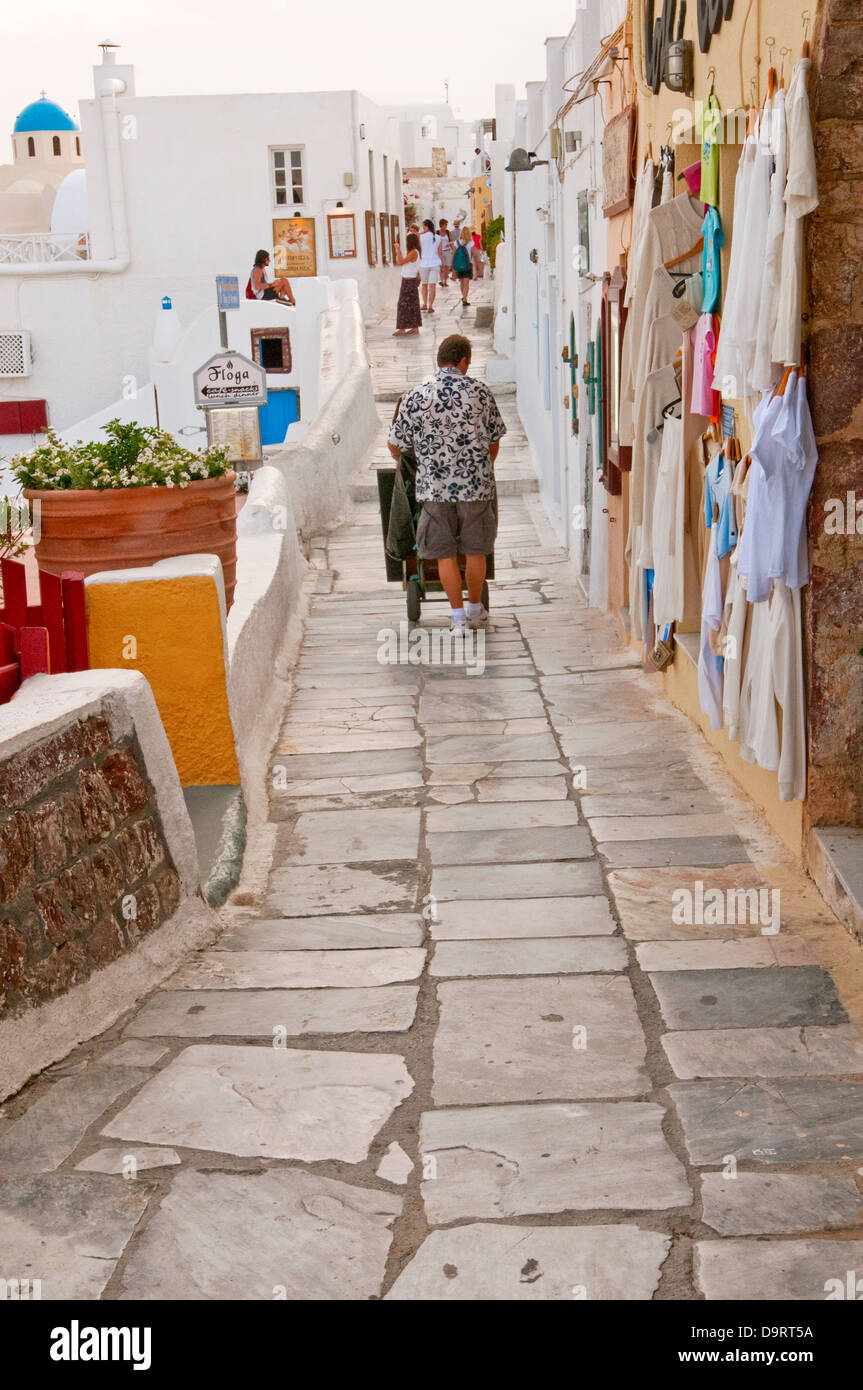 Wichtigsten Fussgängerzone Straße in Oia, Santorini, Griechenland Stockfoto