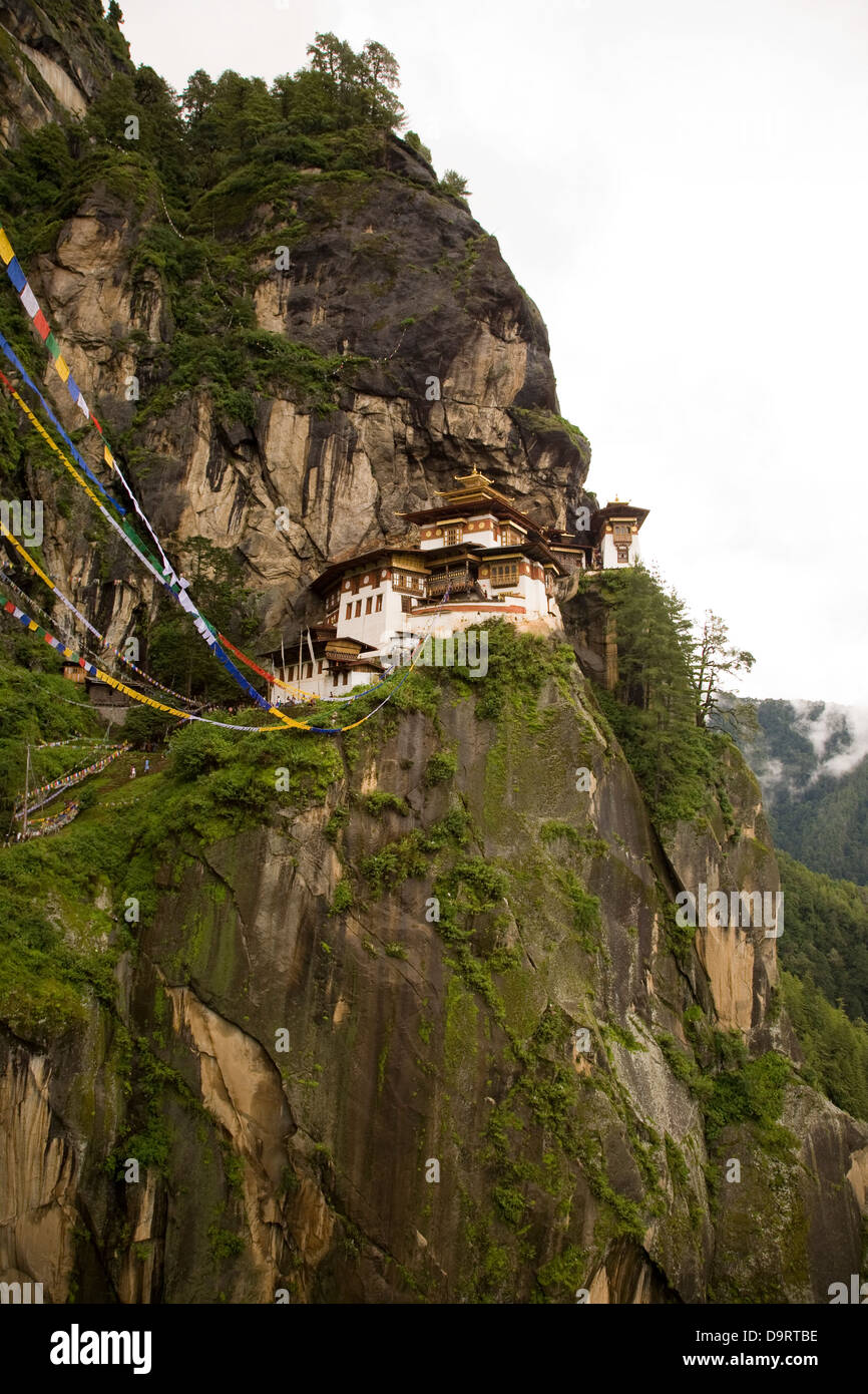 Taktshang, bekannt als Tiger es Nest Populary thront über 2.100 ft/610 m oben auf einer Klippe mit Blick auf Paro-Tal, Bhutan, Asien Stockfoto