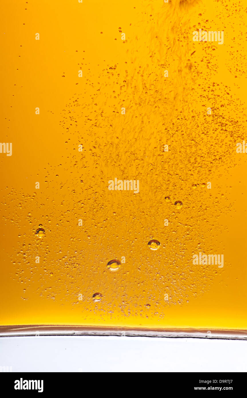 Viele goldene Bier Blasen Stockfoto