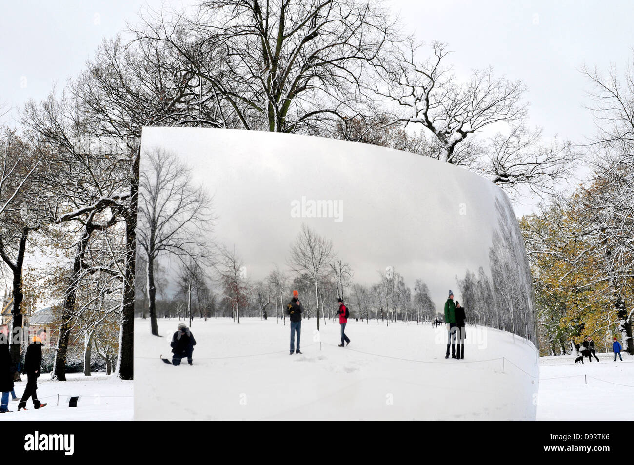 Eine Skulptur von Anish Kapoor an einem verschneiten Tag, Kensington Gardens, London Stockfoto