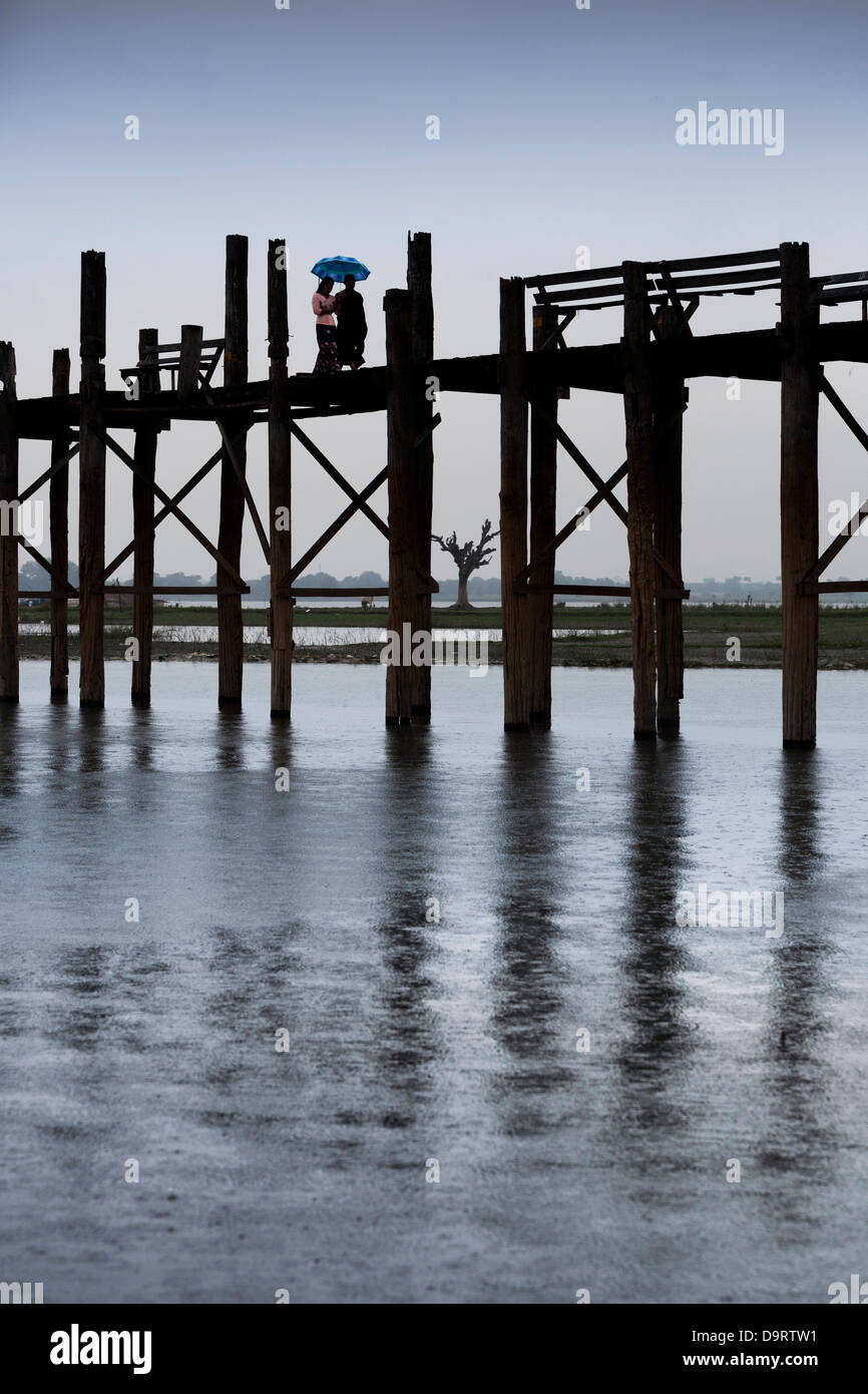 U Bein Brücke in der Nähe von Amarapura, über Taungthaman-See im Regen. Stockfoto