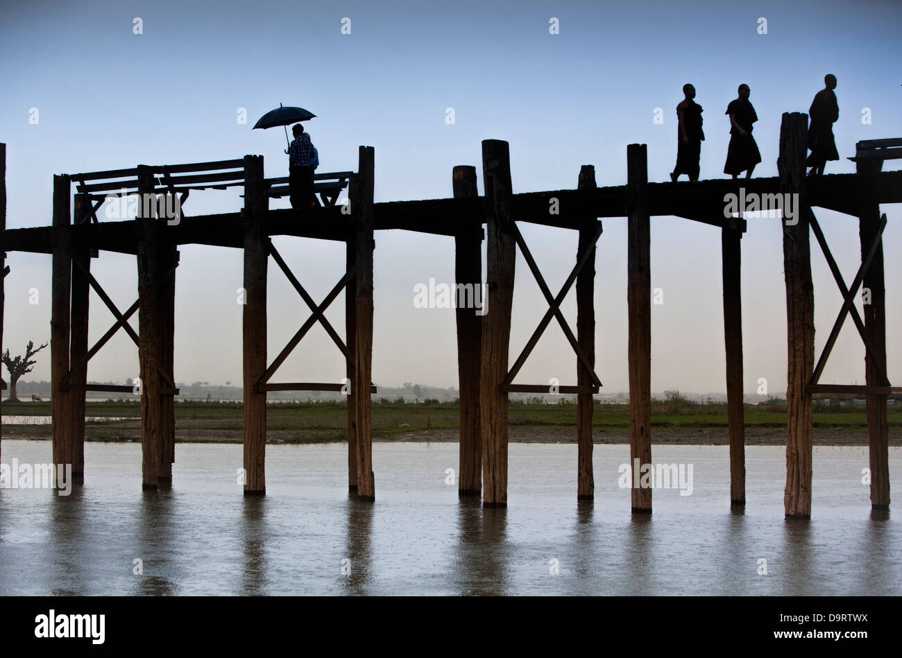 U Bein Brücke über den Taungthaman-See im Regen. Stockfoto