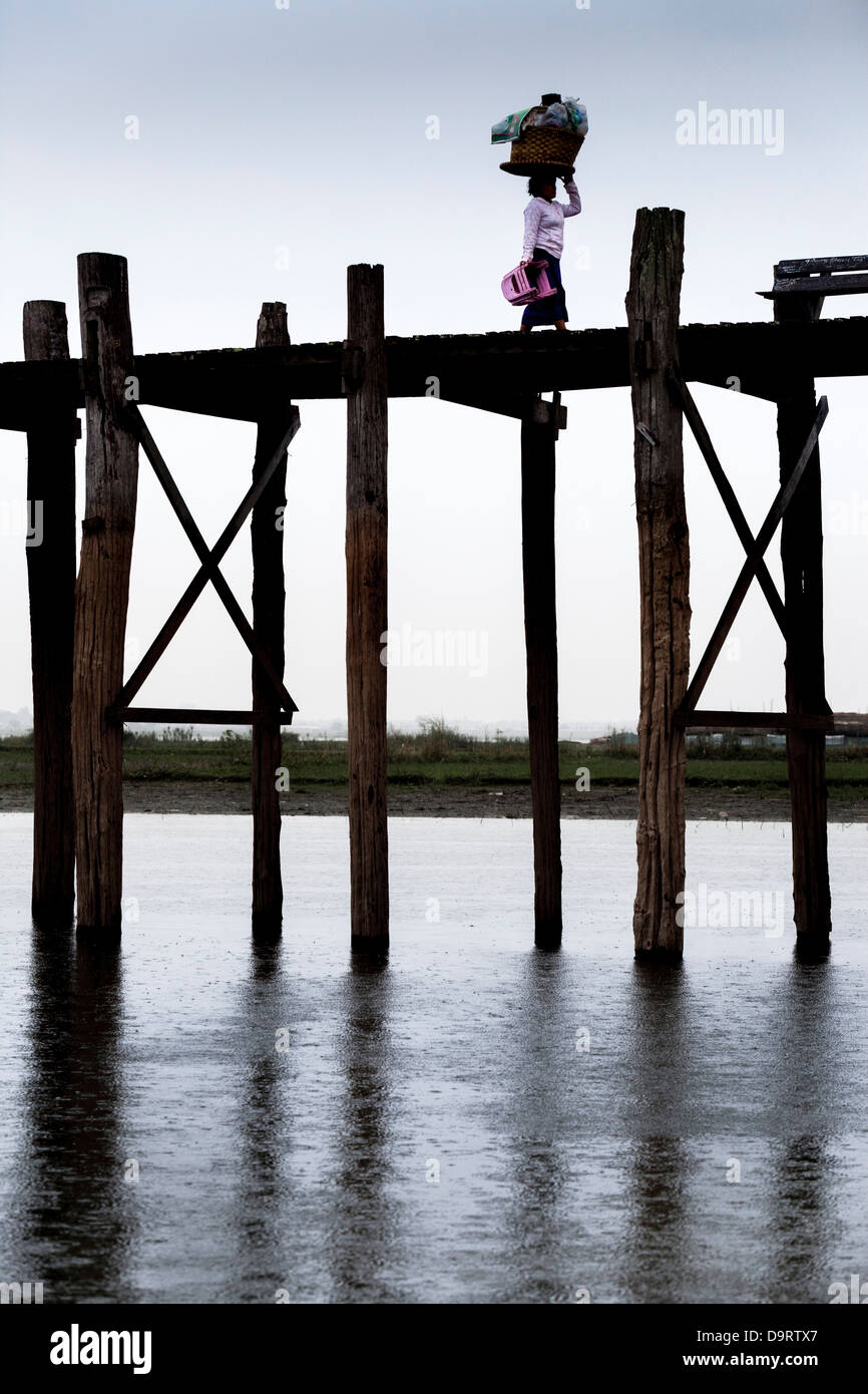 U Bein Brücke über den Taungthaman-See im Regen. Stockfoto