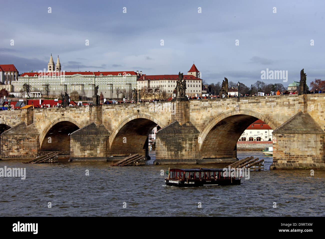 VLTAVA Fluss CHARLES Brücke Schloss Prag & Tschechien 31. Dezember 2012 Stockfoto