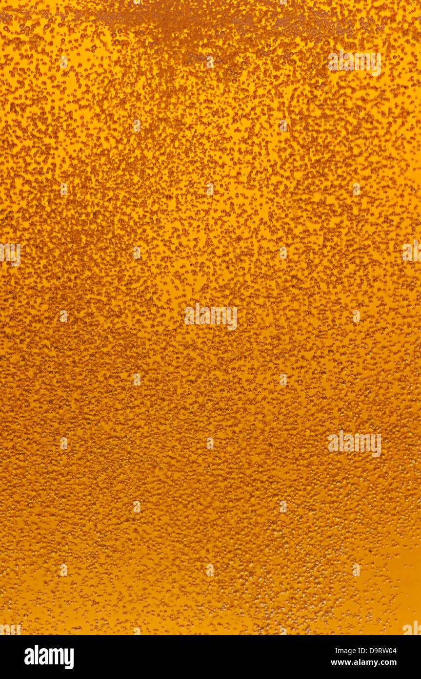 Viele goldene Bier Blasen Stockfoto