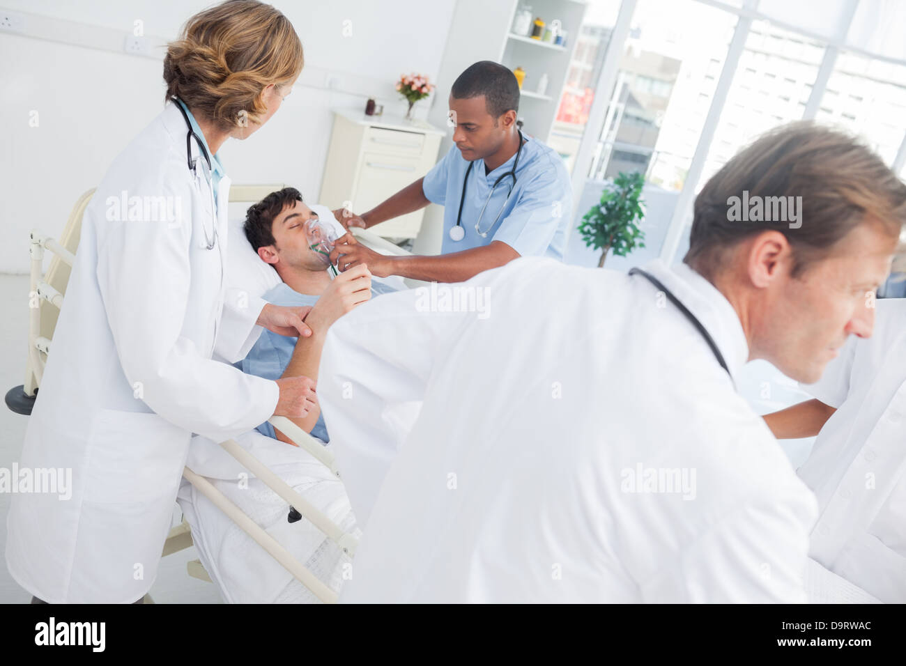 Ärzte, die Pflege eines kranken Patienten Stockfoto