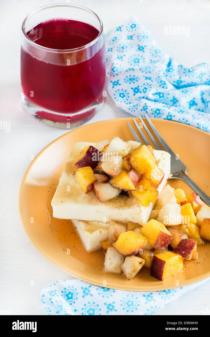 Quark gebacken Pudding mit Fruites Salat, selektiven Fokus Stockfoto