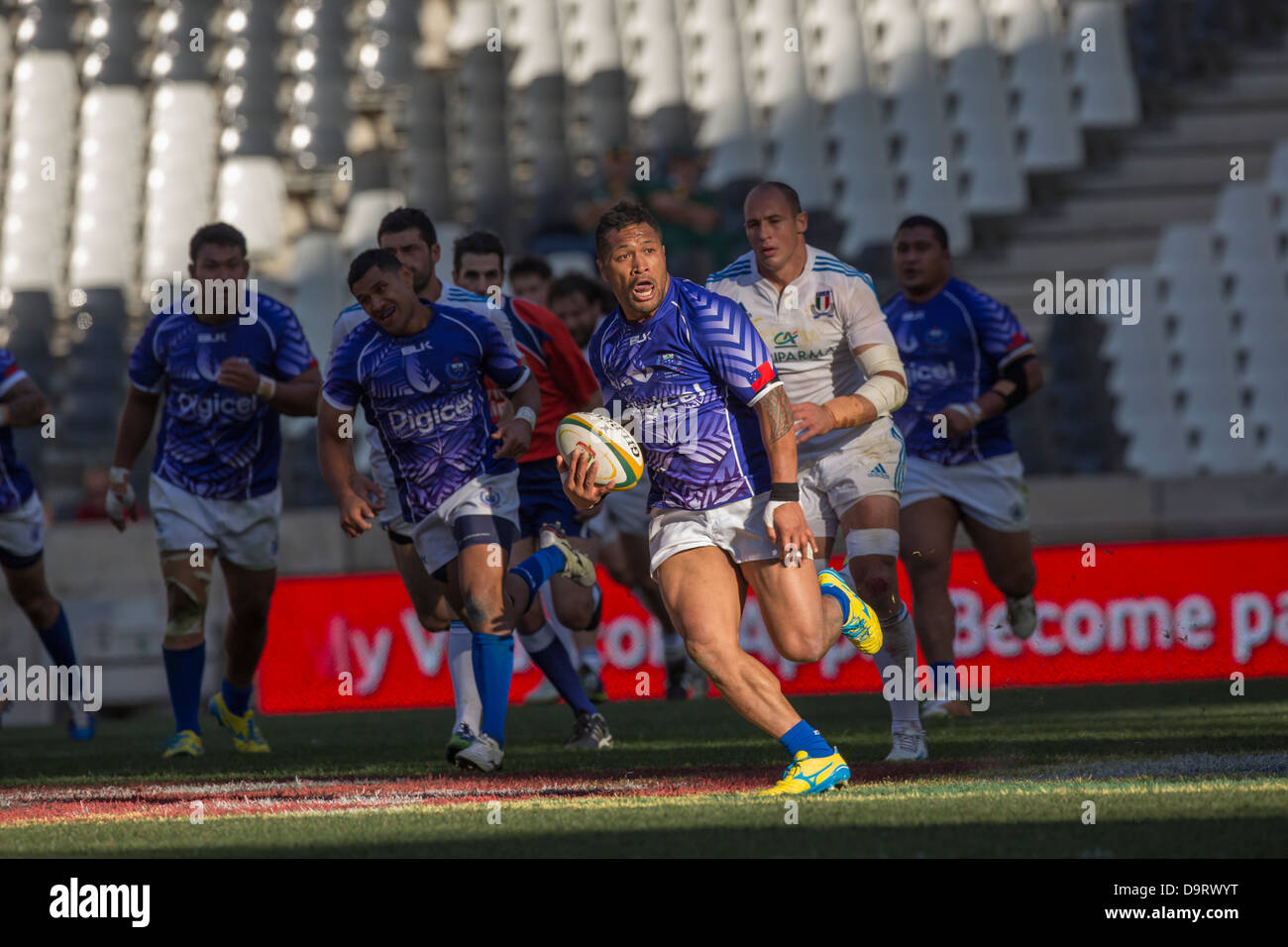 Samoa Lohnny Leota macht eine Pause mit Sergio Parisse während der Rugby match zwischen Italien und Samoa im Mbombela-Stadion Stockfoto