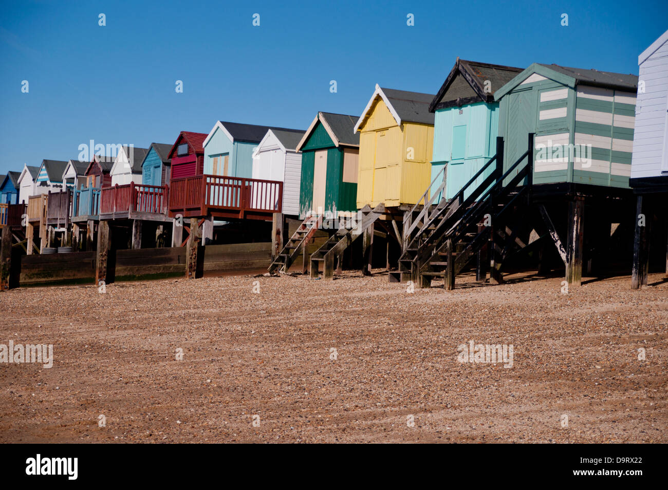 Meer Ansichten, Umkleidekabinen am Strand, Sand, Meer, blauer Himmel Stockfoto