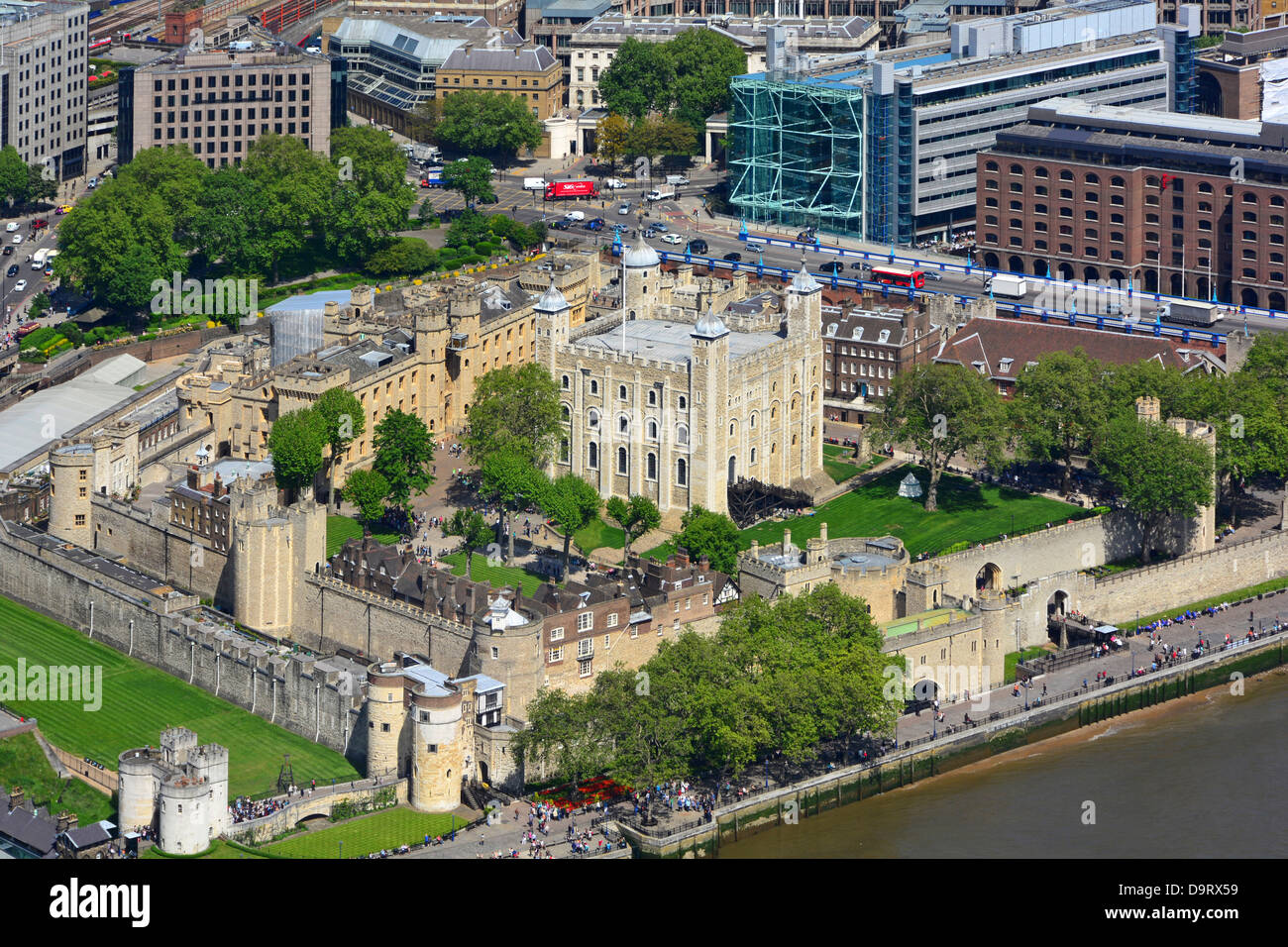 Aus der Vogelperspektive sehen Sie den historischen berühmten Tower of London und den White Tower, eine beliebte Touristenattraktion auf der Themse im Tower Hamlets, England Stockfoto