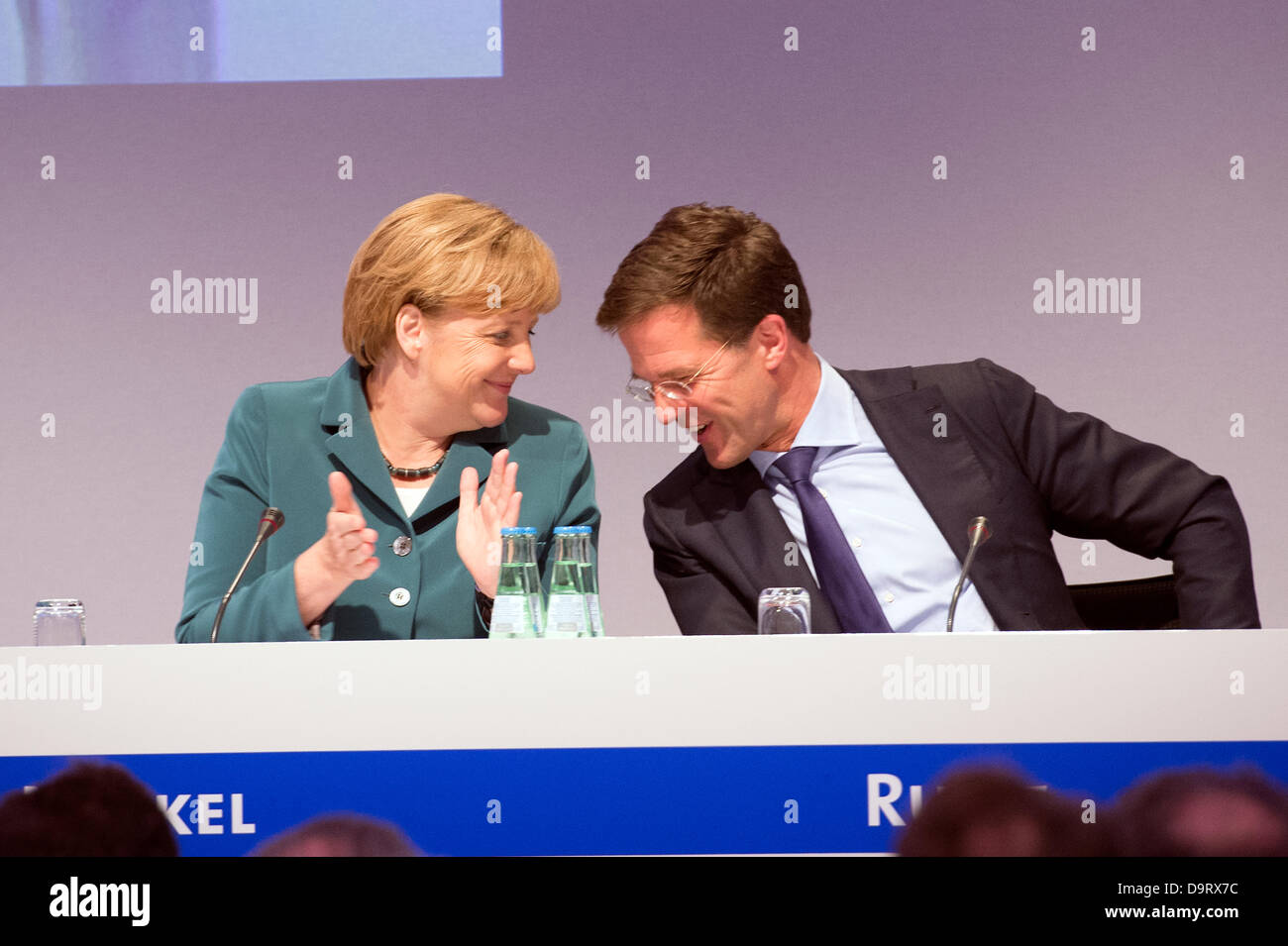 Berlin, Deutschland. 25. Juni 2013. Der Vorsitzende der CDU spricht Bundeskanzlerin Angela Merkel auf der "Business Forum 2013," der Wirtschaftsrat der CDU und der besonderen Lautsprecher María Soraya Sáenz de Santamaría Antón und Mark Rutte. Kredit: Kredit: Gonçalo Silva/Alamy Live-Nachrichten. Stockfoto