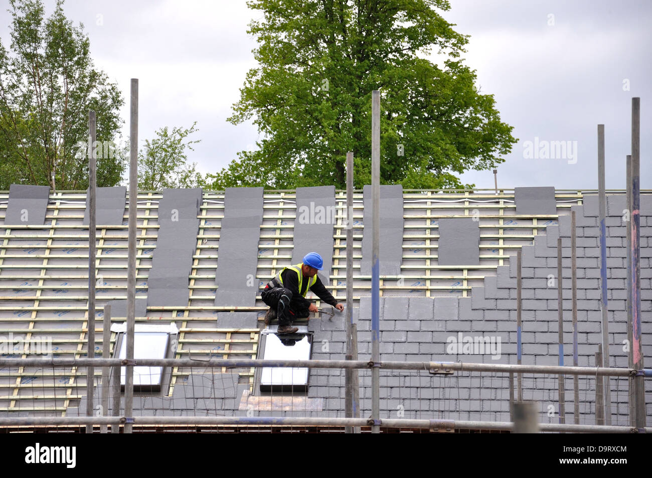 Workman Befestigung Dach Schiefer Fliesen Stockfoto