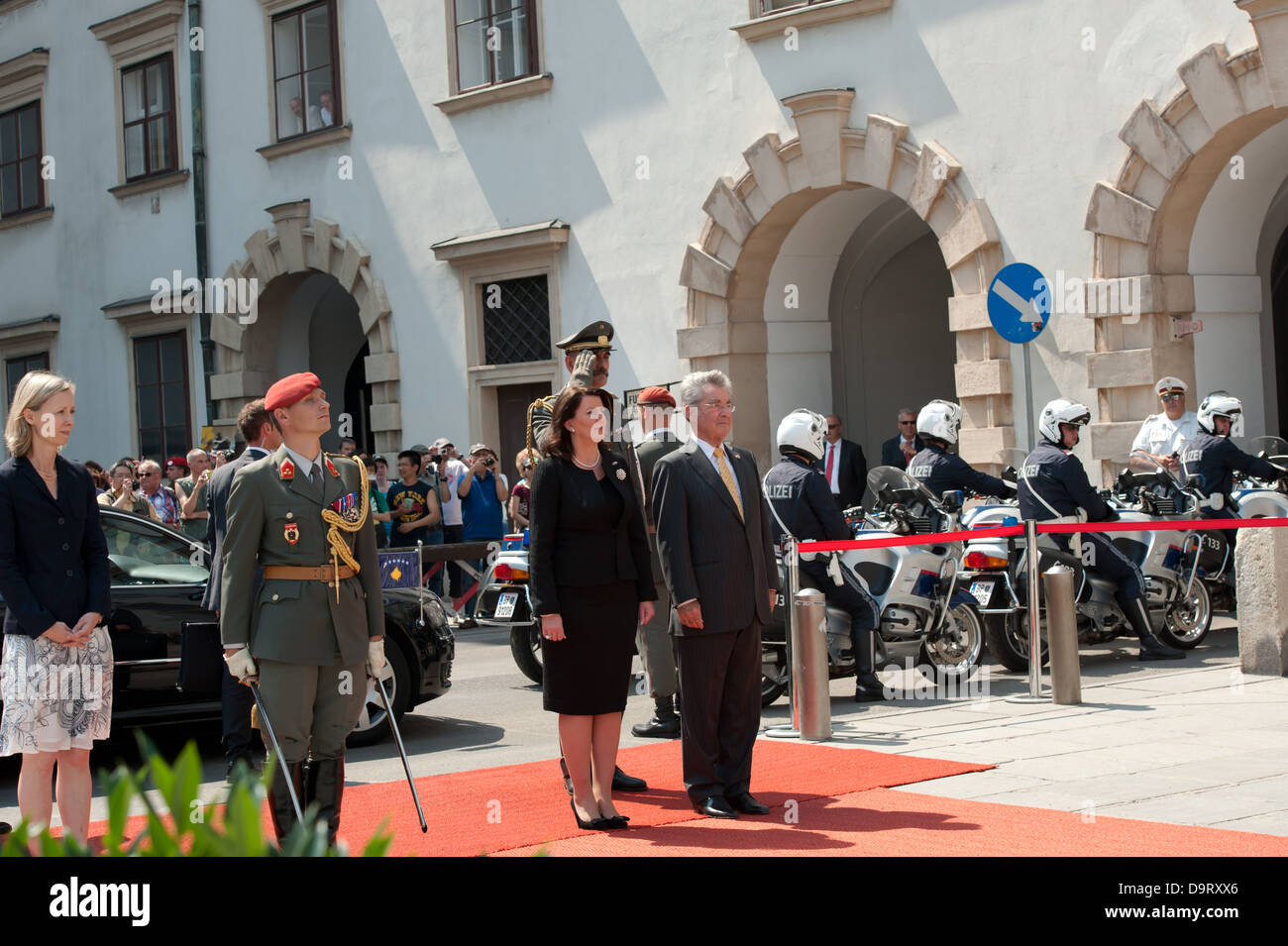 Atifete Jahjaga, (2. R) und Heinz Fischer (R) überprüfen Sie eine militärische Ehrenwache am 19. Juni 2013 Stockfoto