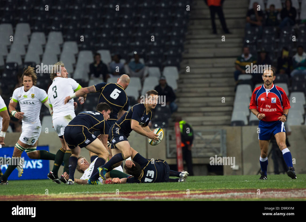 Greg Laidlaw von Schottland den Ball während des Schlosses größere Rugby Tests zwischen Schottland und Südafrika Stockfoto